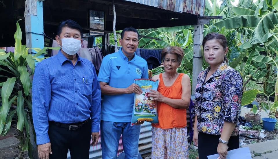 คณะนักฟุตบอลอาวุโสสวนกุหลาบวิทยาลัย มอบข้าวสารให้กับประชาชนกลุ่มเป้าหมายภายในเทศบาลตำบลโคกสำโรง จำนวน 10 ครัวเรือน