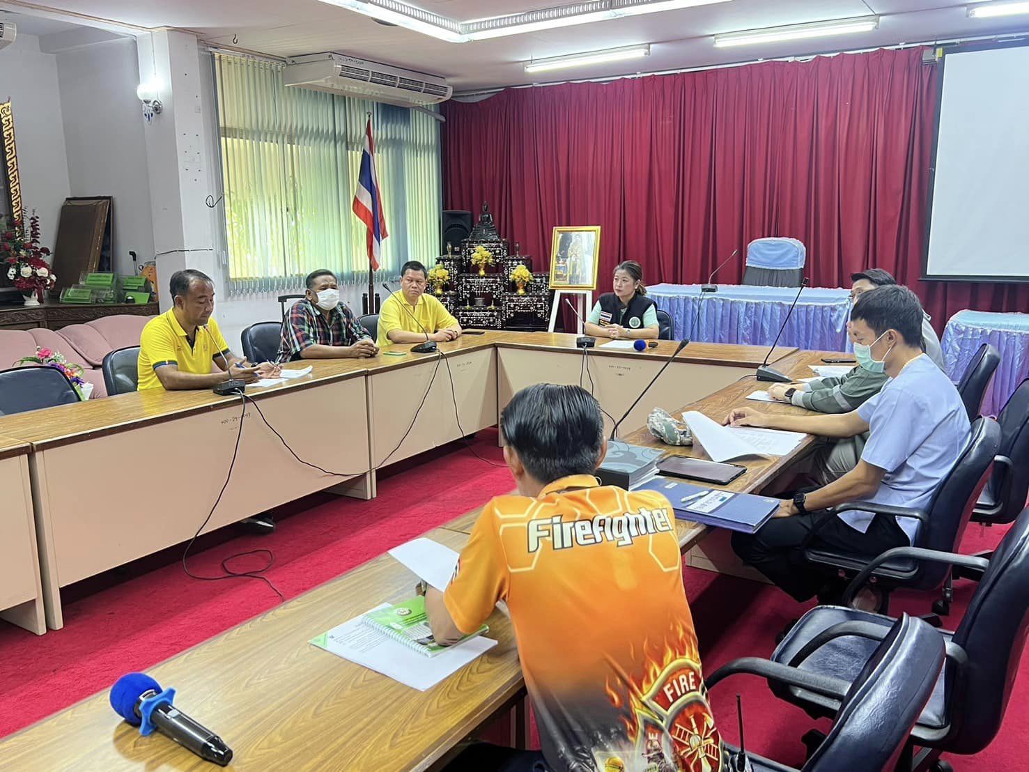 ประชุมคณะกรรมการขายขยะมูลฝอยตกค้าง พร้อมกับผู้รับจ้างโครงการระบบกำจัดขยะมูลฝอย