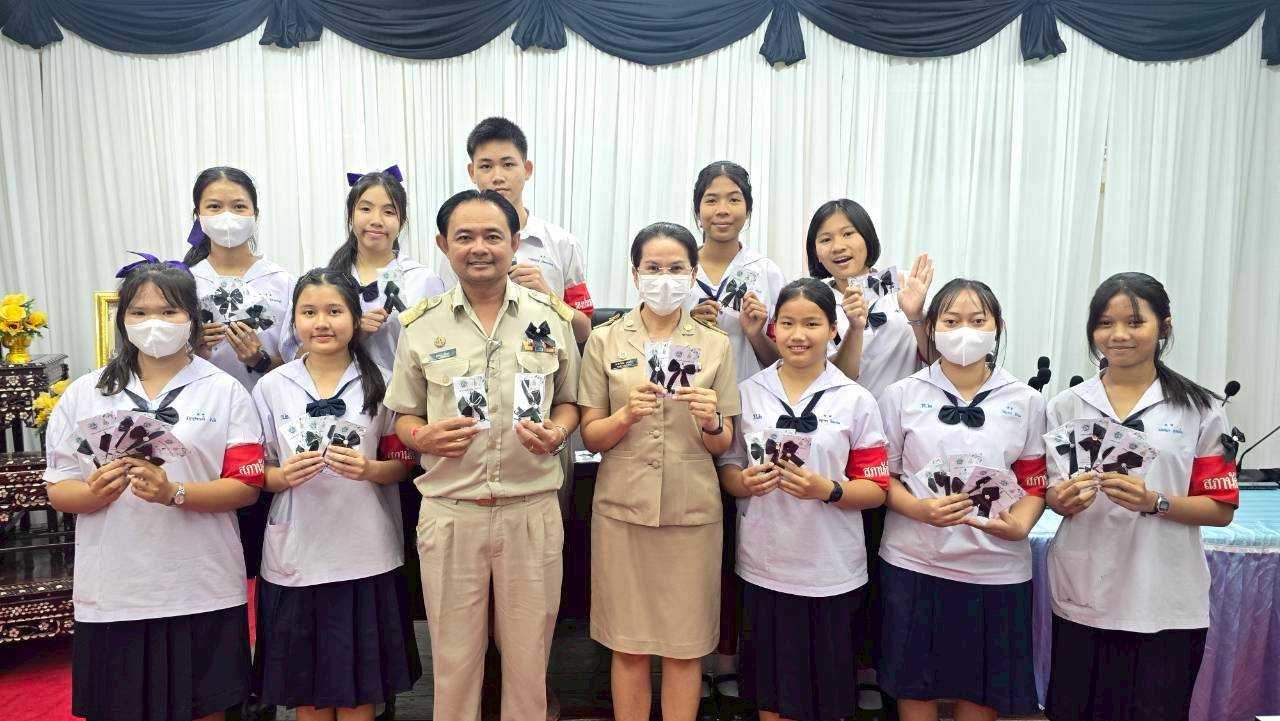 สภาเด็กและเยาวชน เทศบาลตำบลโคกสำโรง เข้าร่วมกิจกรรมเรียนรู้การประดิษฐ์เข็มกลัดริบบิ้นโบว์ เพื่อถวายความอาลัยแด่สมเด็จพระบรมราชชนนีพันปีหลวง จัดโดย กองสวัสดิการสังคม